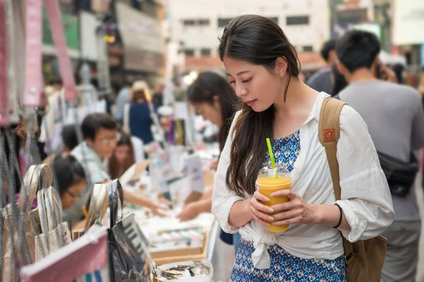 Mujer Asiática Sosteniendo Una Taza Jugo Mango Buscando Mercancía Lado — Foto de Stock