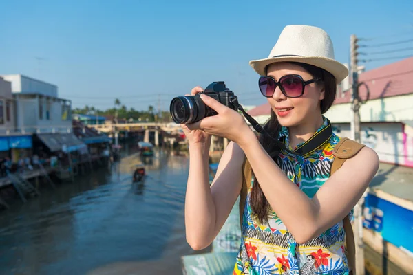 Onun hayatını kaydetmek için bir kamera tutarak ve yüzen pazarı fotoğraf çekme Asya kadın turist.