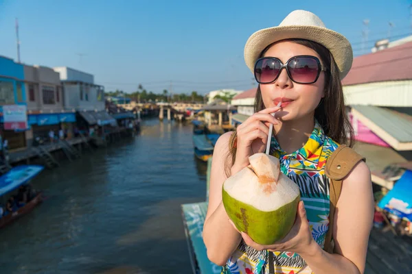 Asiática Fêmea Tão Sedento Saborear Bebida Coco Que Ela Comprou — Fotografia de Stock