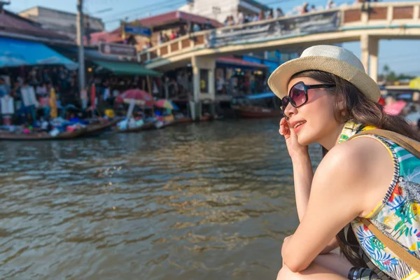 Asiática Joven Dama Moderna Con Gafas Sol Sentado Orilla Del — Foto de Stock