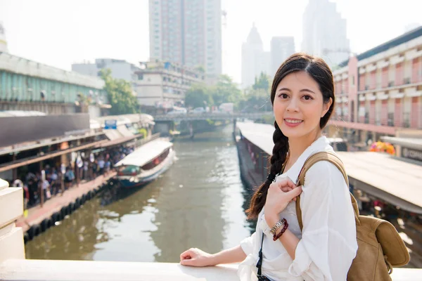 Moderní Asijské Ženy Drží Straně Mostu Otočil Vyfotit Oční Kontakt — Stock fotografie