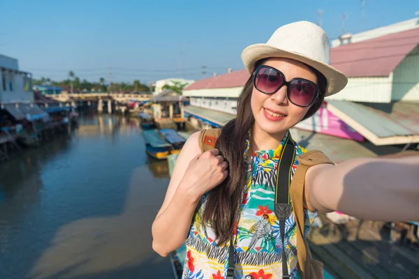 Mulher Asiática Fundo Mercado Flutuadores Estendeu Braço Para Tirar Uma — Fotografia de Stock