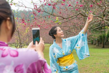 Asya genç bayanlar onların taraftarlarla sosyal web sitesinde paylaşmak canlı video yapma yardım.