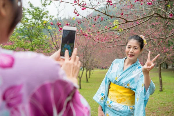 Aziatische Vrouwelijke Bezoekers Net Aangekomen Van Attractie Kunnen Niet Wachten — Stockfoto