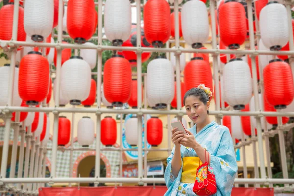 Ασιατικές Γυναίκα Χρησιμοποιώντας Κινητό Μπροστά Από Φανάρι Τοίχους Που Είναι — Φωτογραφία Αρχείου