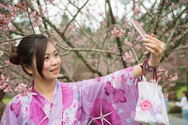 아시아 아가씨는 나무와는 Selfie 그녀는 그녀의 여행을 사용자와 — 스톡 사진