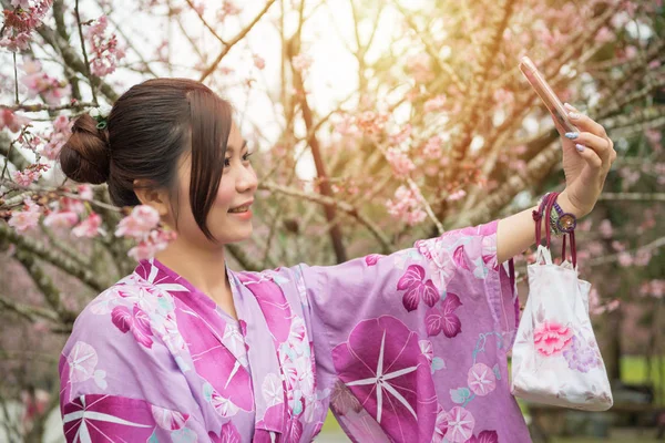 Asiatico Femmina Giovane Signora Standing Sotto Ciliegio Fiore Albero Prendere — Foto Stock