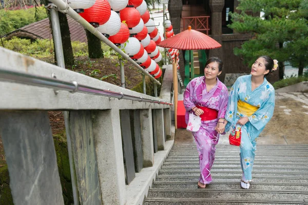Dos Kimono Asiático Japonés Niñas Caminando Escalera Disfrutar Las Vacaciones —  Fotos de Stock