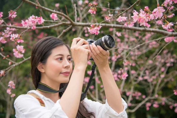 아시아 여자는 그녀의 디지털 카메라와 그녀는 그녀의 여행과 추억을 좋아합니다 — 스톡 사진