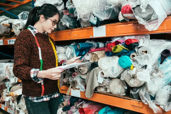 Aziatische Vrouw Manager Juiste Textuur Zoekt Client Raakt Het Weefsel — Stockfoto