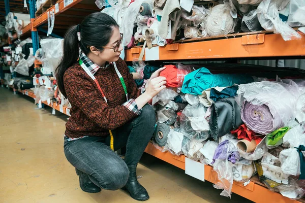 Manager Van Aziatische Vrouw Geknield Neer Zoeken Ontbrekende Textuur Aan — Stockfoto