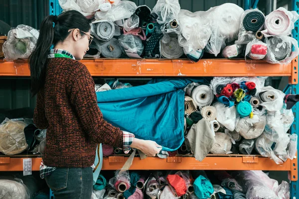 Achteraanzicht Van Aziatische Vrouw Permanent Het Magazijn Het Selecteren Van — Stockfoto