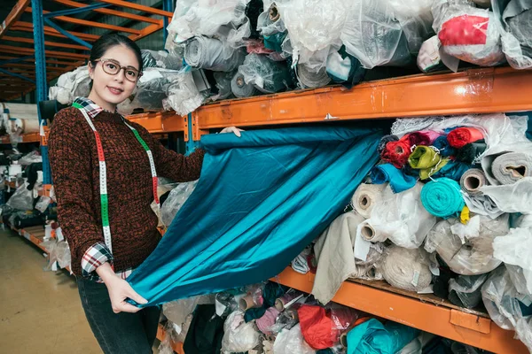 Aziatische Vrouwelijke Stagiair Trok Het Materiaal Van Kleding Draaide Haar — Stockfoto