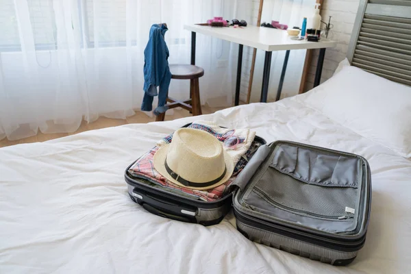 Cena Mala Preparada Arrumada Colocada Ainda Cama Branca Limpa Com — Fotografia de Stock