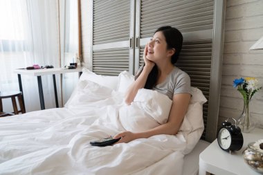 Asyalı kadın ezilmiş ve yakışıklı aktör film aşık. Kocası ise bu görüntüleme.