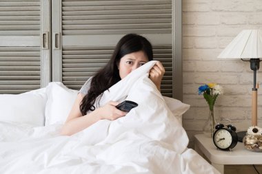 Kurgu korku filmi kanlı sahnede görmek korkuyor çünkü Asyalı kadın onun yarım yüz tarafı tamam.