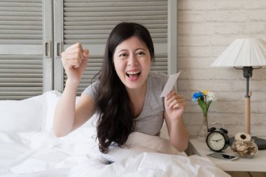 Asyalı kadın çok heyecanlı iken o yarışmaya ilerlemek için gidiyor bildirilir.