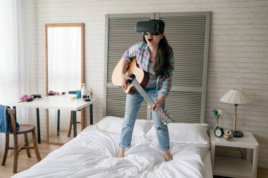 Kızın ağaçları bu hareketli şehrin içinde serbest bırakmak için Asyalı kadın Vr aygıt onun eğlence için oynamak.