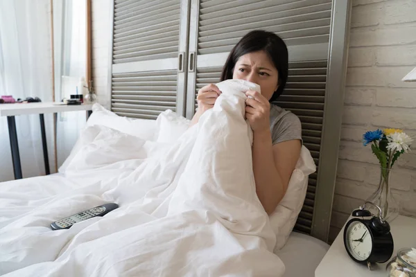 Asyalı kadın film kanlı sahne görmek için iğrenç hissediyorum ve o görme yeteneğini battaniye ile örtülü.