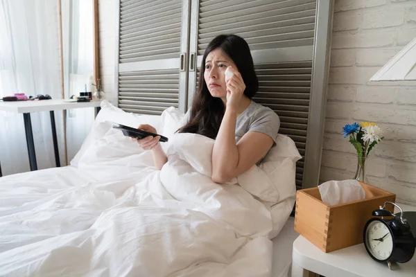 Asyalı kadın sadece erkek arkadaşından ayrılmak ve o sıcak trajedi film bitmiş ise onun yatağında ağlıyor tutar kendine yardım edemedim.