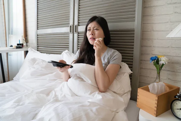 O bu sıcak hareketli Film bitmiş süre onun gözyaşları kadar silmek için kağıt mendil tutan Asya dertli kadın.