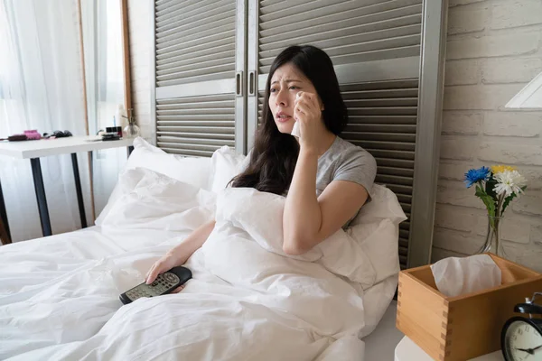 Asyalı kadın taşındı ve sokak köpeği belgesel tarafından dokundu. O duygusal ve ebil ağlamayı kes ve gözyaşlarına boğuldu.