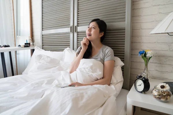 Asyalı kadın erkek arkadaşı görünümünü gelecekte düşünüyorum. O yatakta yatan ve gün rüya yapma.