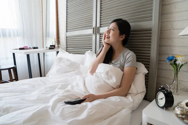 Asyalı kadın ezilmiş ve yakışıklı aktör film aşık. Kocası ise bu görüntüleme.