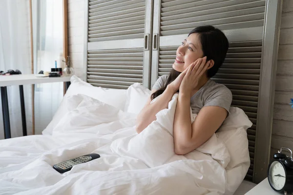 Asyalı kadın canlı film oldu romantik sahne hakkında kıskanıyor. Umut etmek o içinde belgili tanımlık gelecek aynı düğün olabilir.