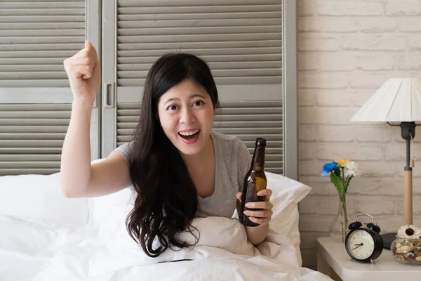 Asiática Joven Dama Sosteniendo Botella Cerveza Sus Manos Está Satisfecho — Foto de Stock