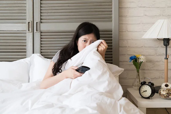 Kurgu korku filmi kanlı sahnede görmek korkuyor çünkü Asyalı kadın onun yarım yüz tarafı tamam.