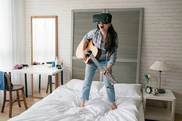 Kızın ağaçları bu hareketli şehrin içinde serbest bırakmak için Asyalı kadın Vr aygıt onun eğlence için oynamak.