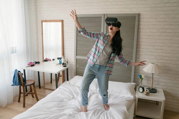 Asyalı kadın tarafından büyük şok şeyler onun Vr cihazda ortaya çıktı ve o geri adım attı ve kollarını açtı.