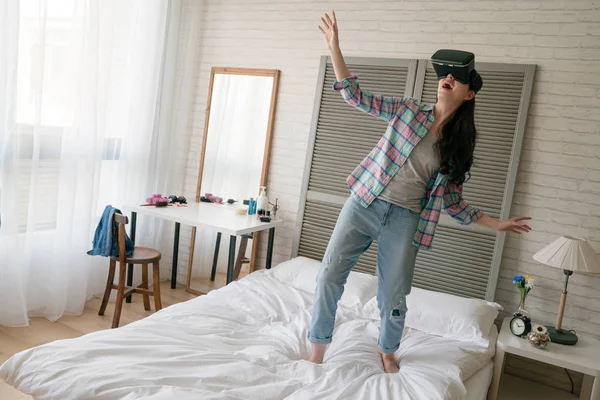 Asyalı kadın insan yapılmış kurgu animasyonlar tarafından dışarı ucube olduğunu. O geri adım attı ve yatağında tavana bakmak.