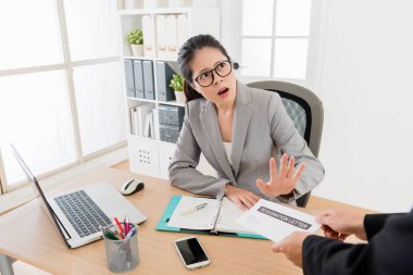 Asyalı kadın patron çalışanın istifa isteği reddetmek. O şey değil hazırlamak soru ile başa çıkmak hazır.