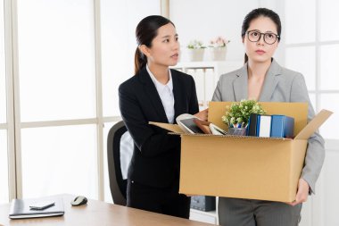 Asyalı kadın stresli yaşam artık dayanamıyordum ve o çıkmak ve şirketi terk etmeye karar. Ona durmasını istemek çalışıyor onun işbirliği işçi.