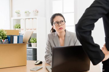 Onun işi çalışan bilgisayar ve gözetim önünde duran sıkı Danışmanı.