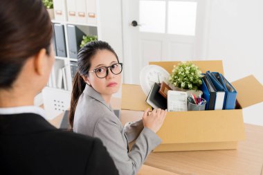 Patronla mı arıyorsunuz ve onun hoş değil Asya çalışan onu kovdum. O döndü ve çok kötü görünüyor.