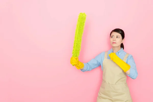 Asiático Mulher Segurando Amarelo Pena Vara Fundo Rosa — Fotografia de Stock