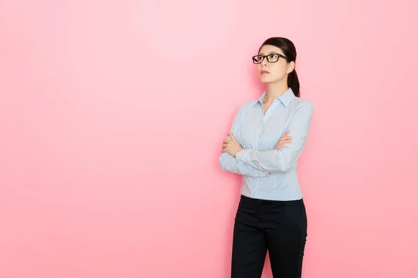 Business Signora Piedi Sfondo Rosa Pensiero Guardando Spazio Bianco Rosa — Foto Stock