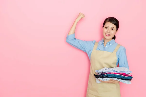 Schöne Japanerin Hält Saubere Kleidung Und Zeigt Kraftvollen Arm Nach — Stockfoto