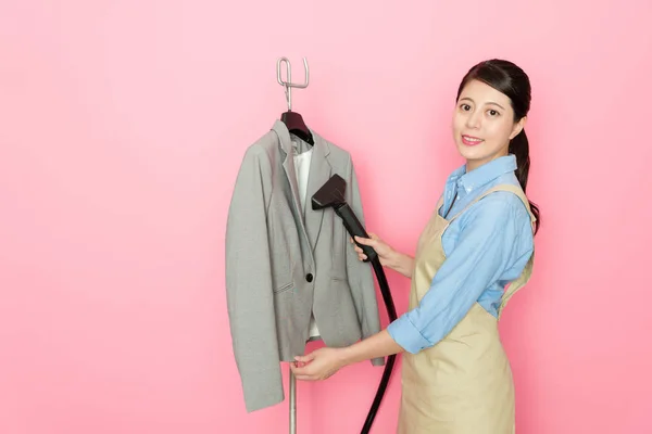 Professionelle Wäscherei Frau Tun Büro Anzug Bügeln Auf Rosa Hintergrund — Stockfoto