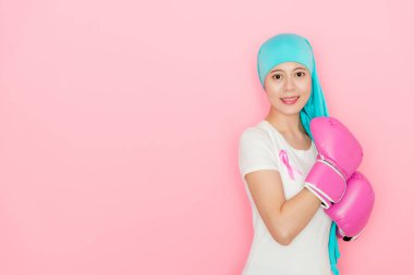 o pembe arka plan izole kamera yüze kanser mücadele için onun tutum gösteriyor