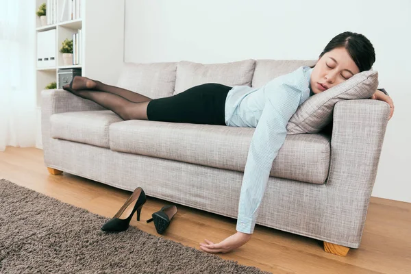 Dia Sangat Lelah Dari Pekerjaan Dan Jatuh Tertidur Sofa Setelah — Stok Foto
