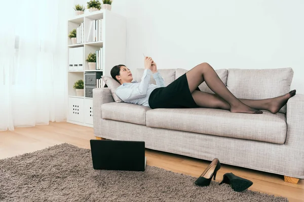 Ella Está Jugando Teléfono Inteligente También Trabajando Casa Mediante Uso —  Fotos de Stock