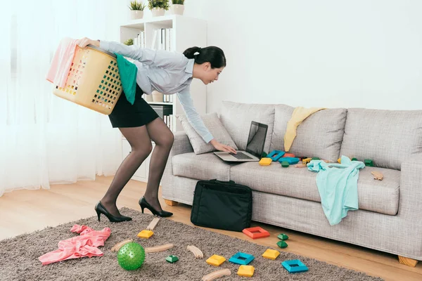 Beautiful Japanese Businesswoman Using Notebook Reply Mail Cleaning Mess Toys — Stock Photo, Image