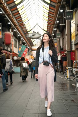 semt pazarı yürüyüş Asya ziyaretçi. Japonya arka tarafından