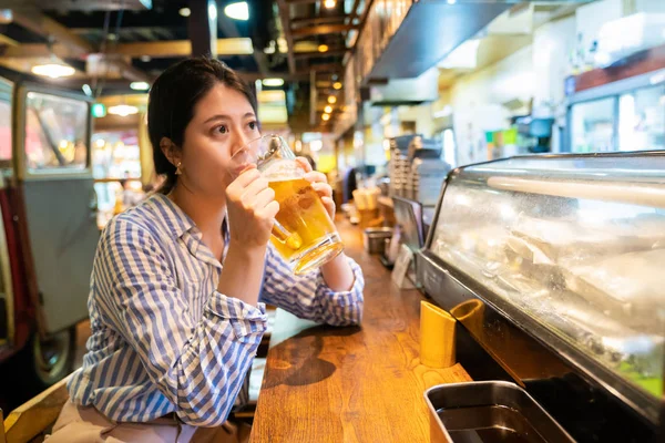 Mujer Asiática Bebiendo Mostrador Izakaya Sentado Solo — Foto de Stock
