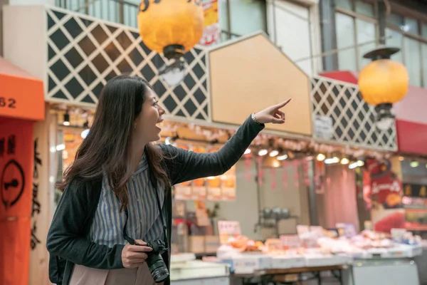 Smiling Pointing Street Asian Woman Feeling Excited View Market — Stock Photo, Image