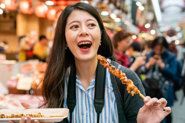 Asian Visitor Feeling Happy Her Food Kind Japanese Cuisine Yakitori — Stock Photo, Image